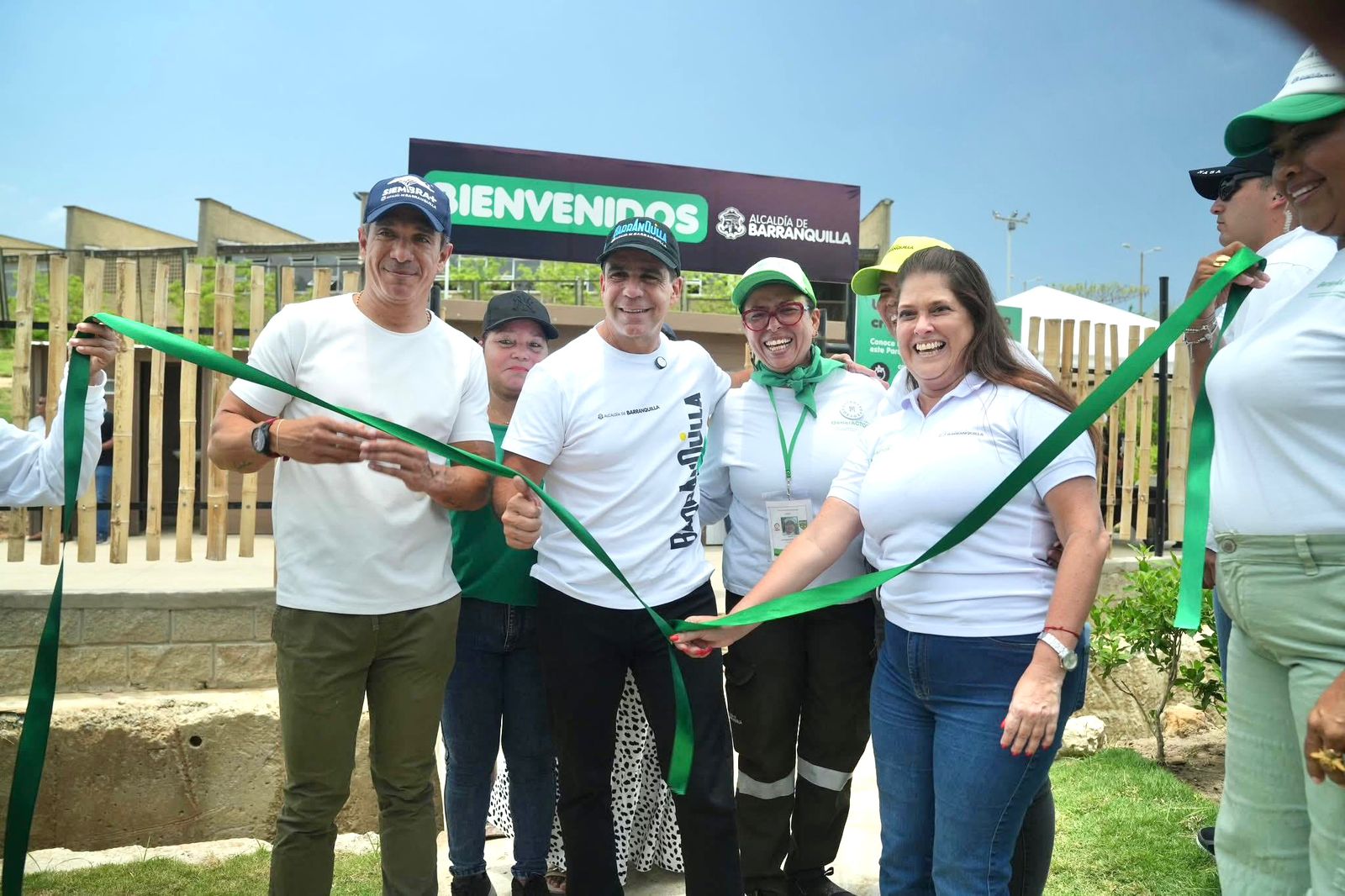 Acalde Alex Char y el equipo de siembra juntos en el proyecto de huertas comunitarias