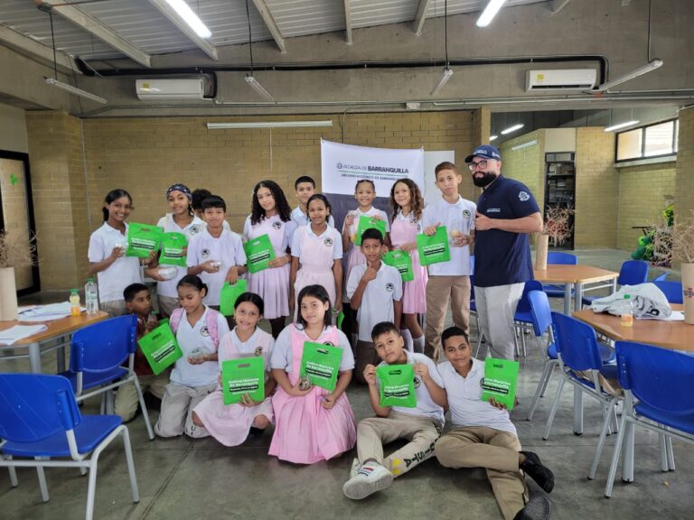 Grupo de estudiantes de colegios oficiales beneficiados con el Diplomado en Historia de Barranquilla,