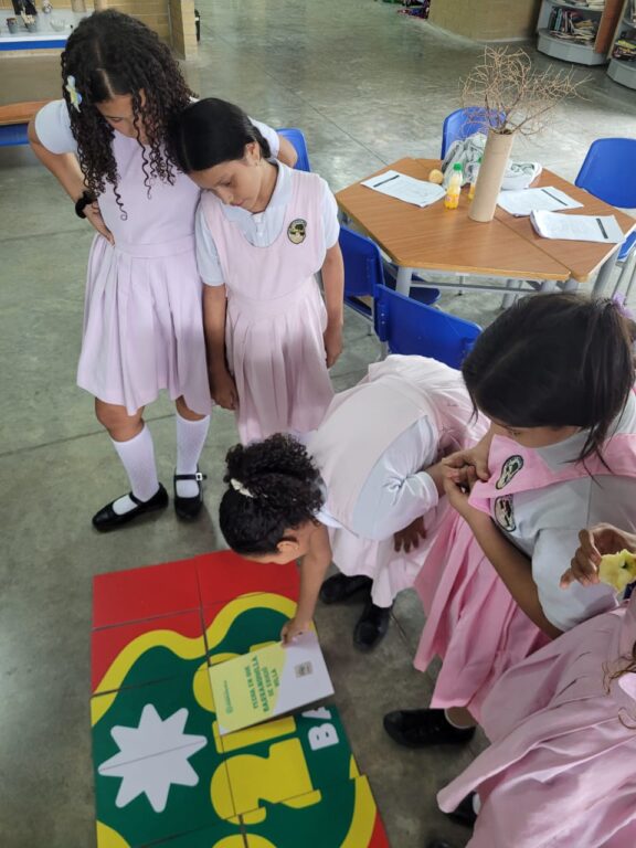 Estudiantes arman bandera de Barranquilla en jornada escolar
