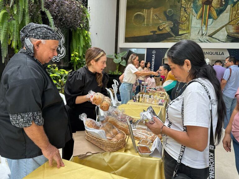 plano general del funcioanrios emprendedores en mesas exhibiendo sus productos.