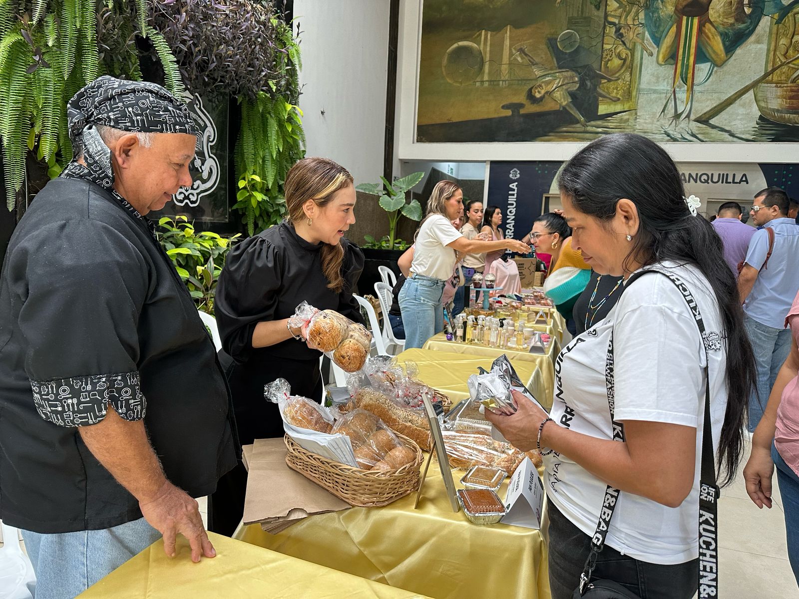 plano general del funcioanrios emprendedores en mesas exhibiendo sus productos.