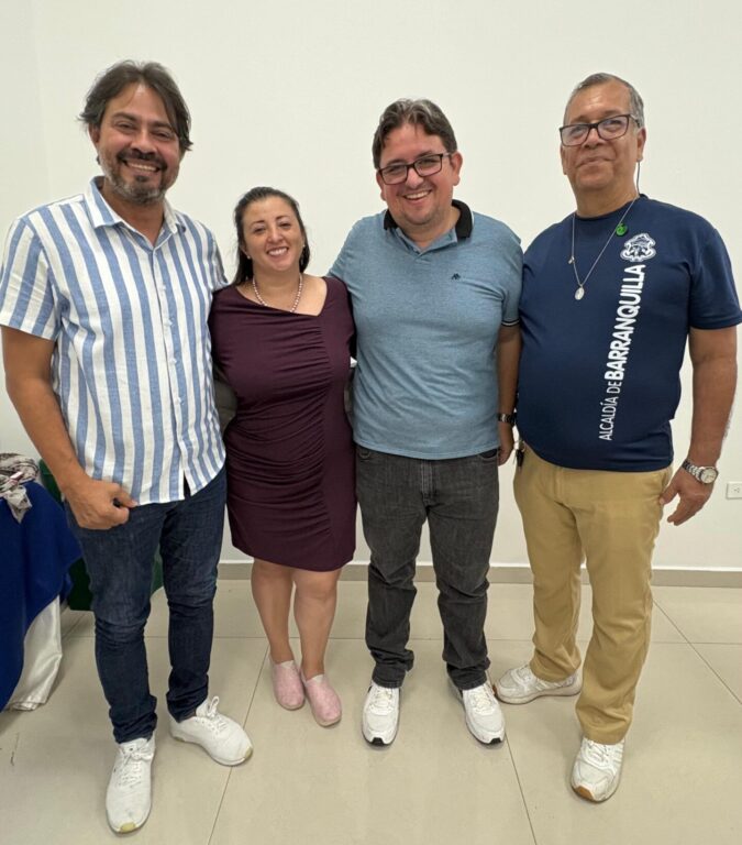 Funcionarios elegidos ante la Comisión de Personal, representantes y suplentes, posan en plano abierto general.
