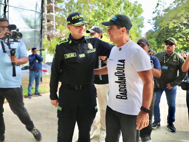 Alcalde y directivo de la Policía en inicio de obra estación de Riomar
