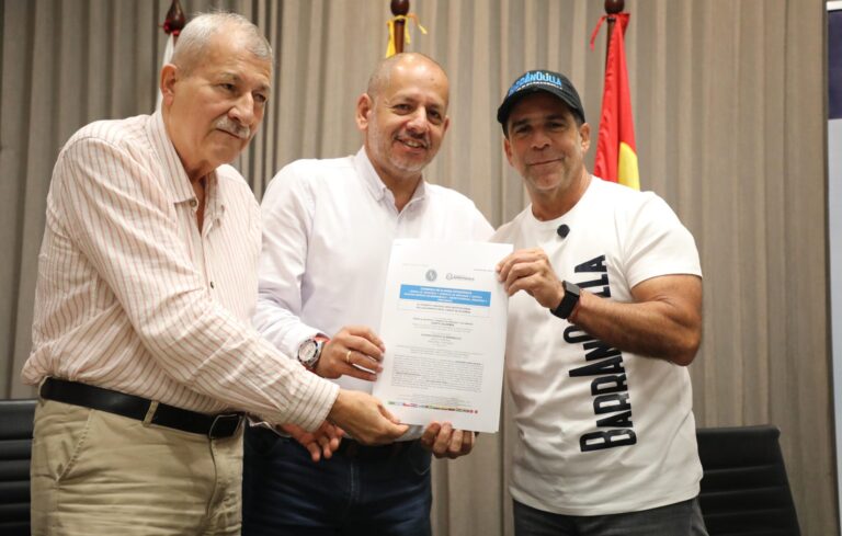 Alcalde Char, José Octavio Vélez y Luis Alirio Ruiz sostienen un documento de alianza estratégica Mercosur.