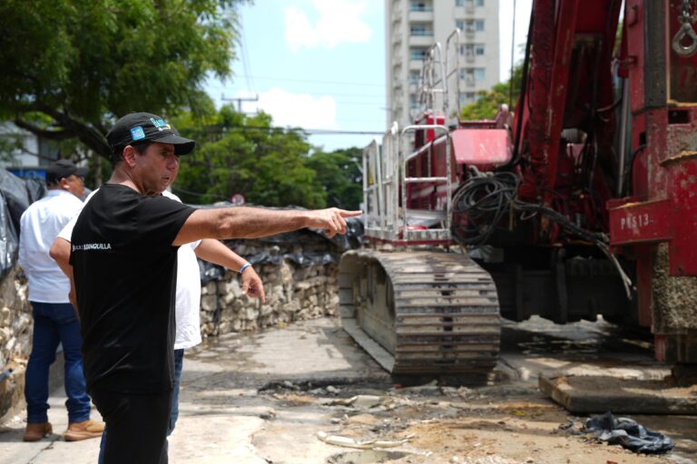 Alcalde Char supervisa obras de canalización del arroyo en calle 85.