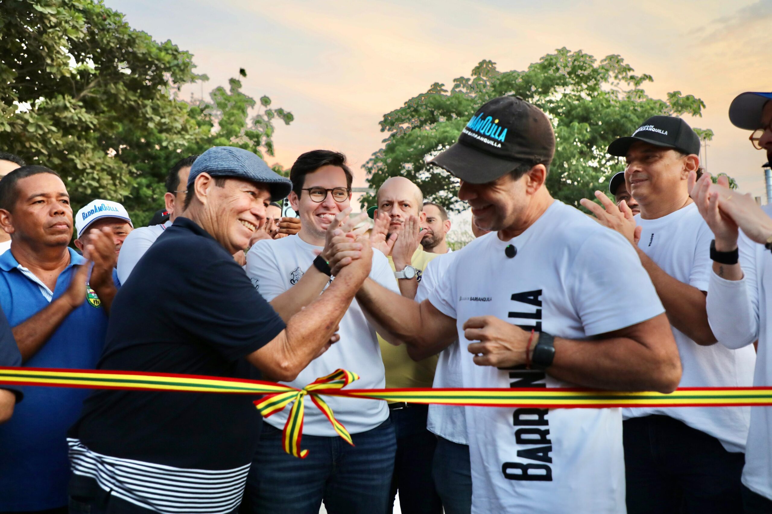 El alcalde Alejandro Char estrecha la mano de un ciudadano inauguración de vías en Barrio Abajo.