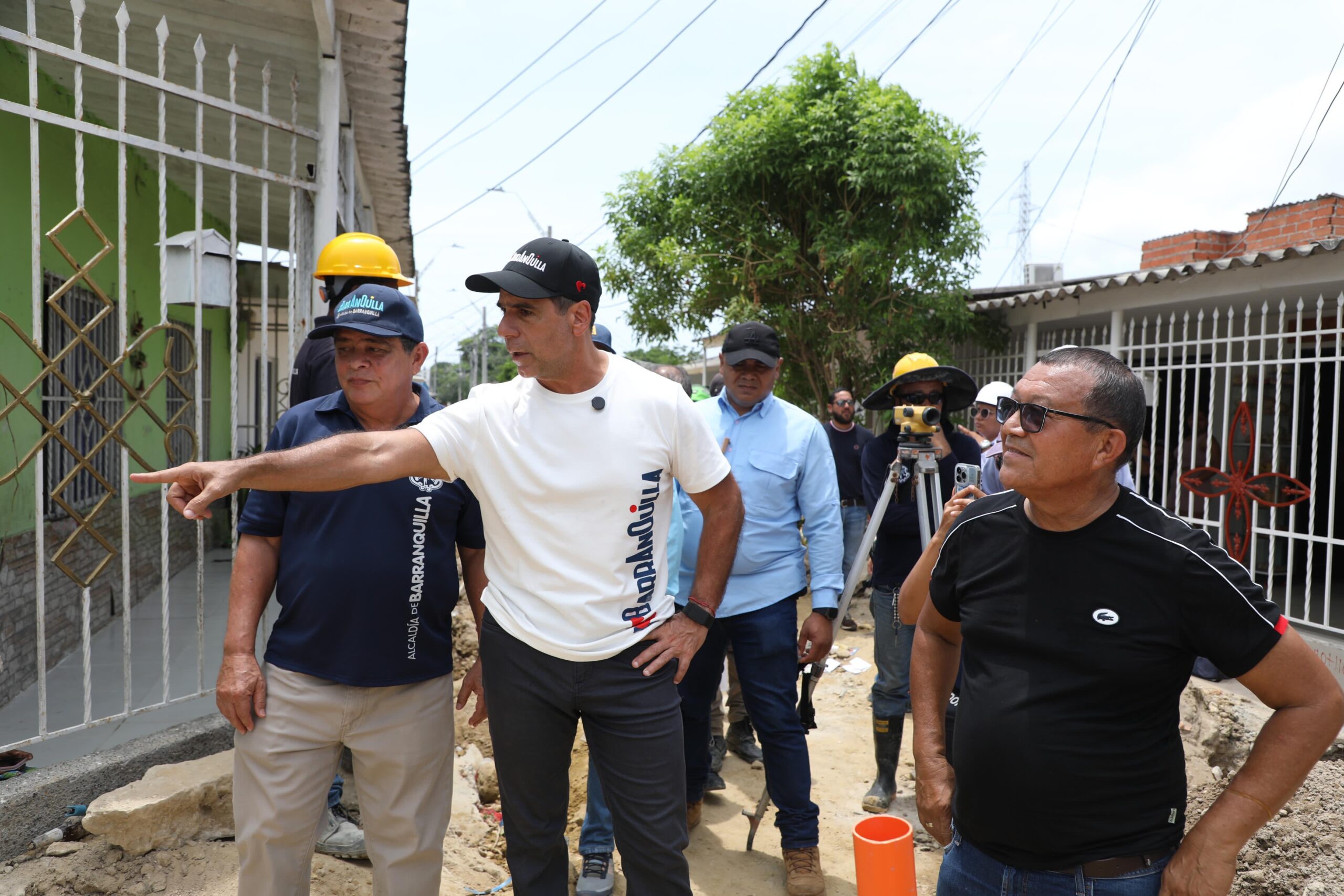 El alcalde Alejandro Char supervisa las obras de pavimentación de la malla vial en el barrio La Chinita, acompañado por Rafael Lafont y miembros de la comunidad.
