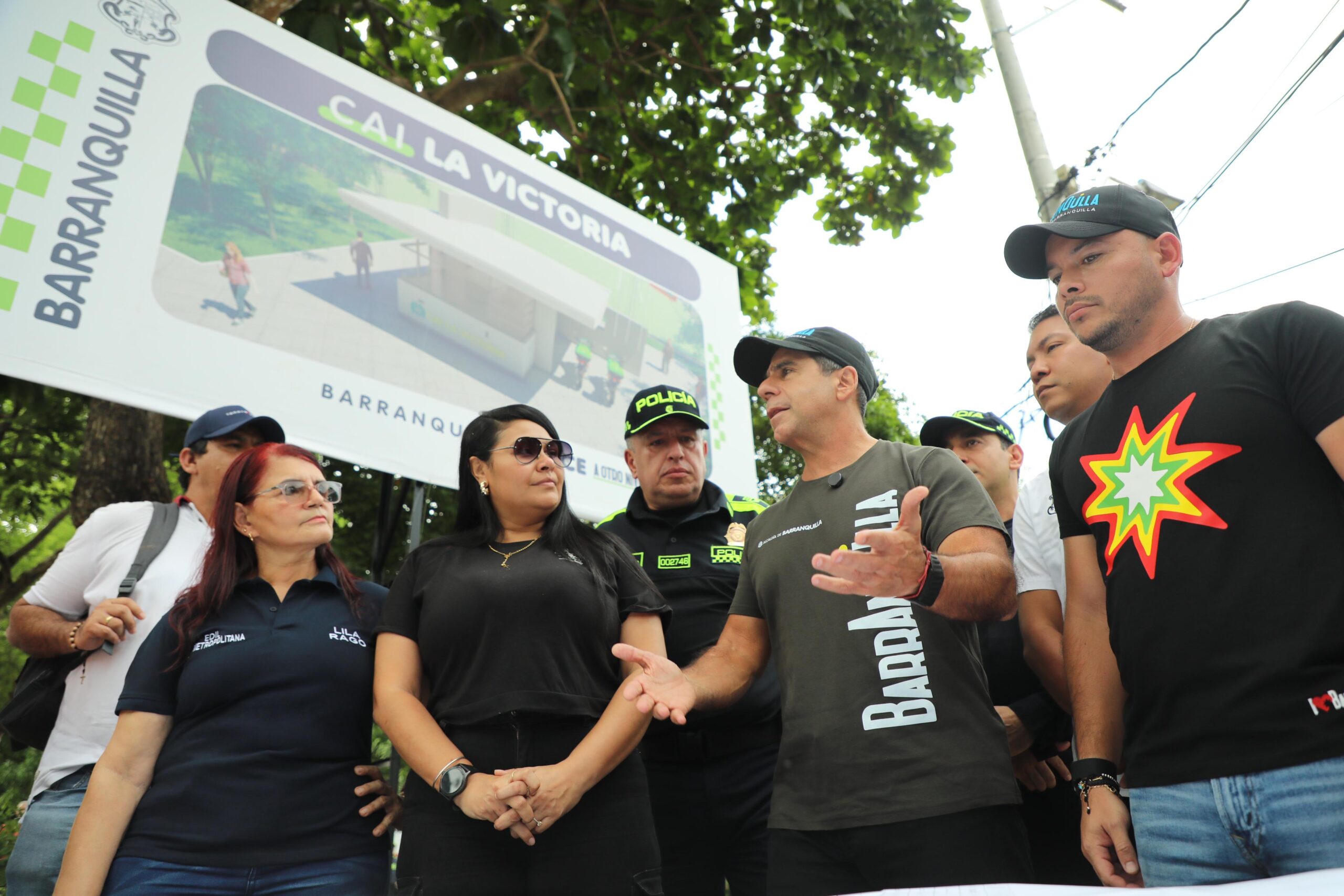 Alcalde Char, junto a secretario de Gobierno Nelson Patrón, líderes comunitarios y miembros de Policía, frente a valla que diseño del proyecto CAI La Victoria.