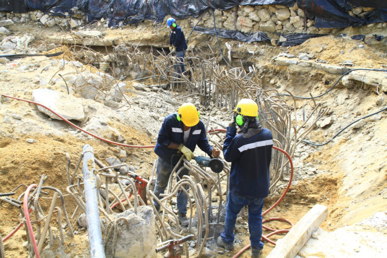 Obreros trabajando en las obras de canalización del arroyo de la calle 85