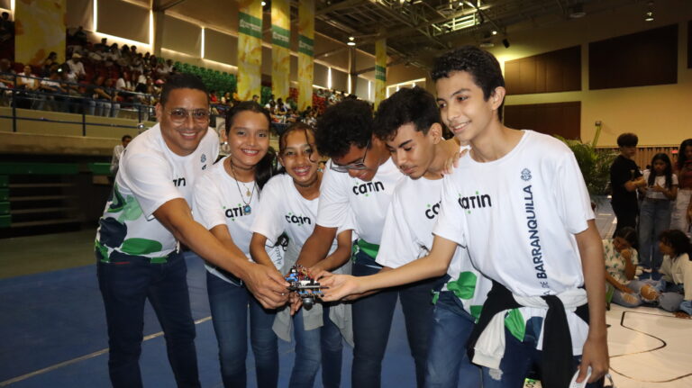 Grupo de jóvenes chocando sus puños