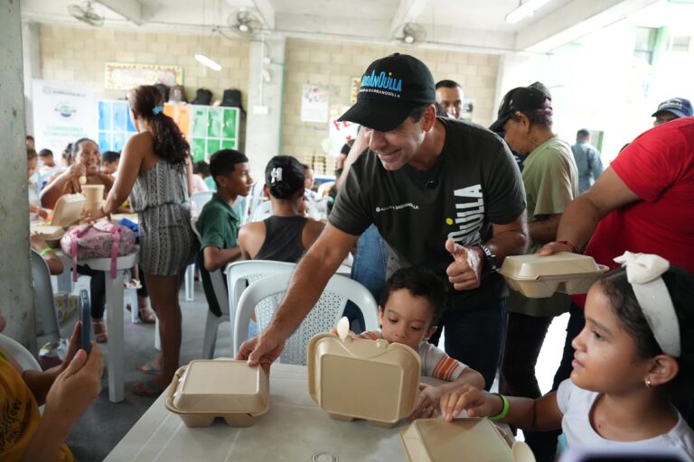 Alcalde Char entrega desayuno en Comedor Comunitario a niños y niñas.