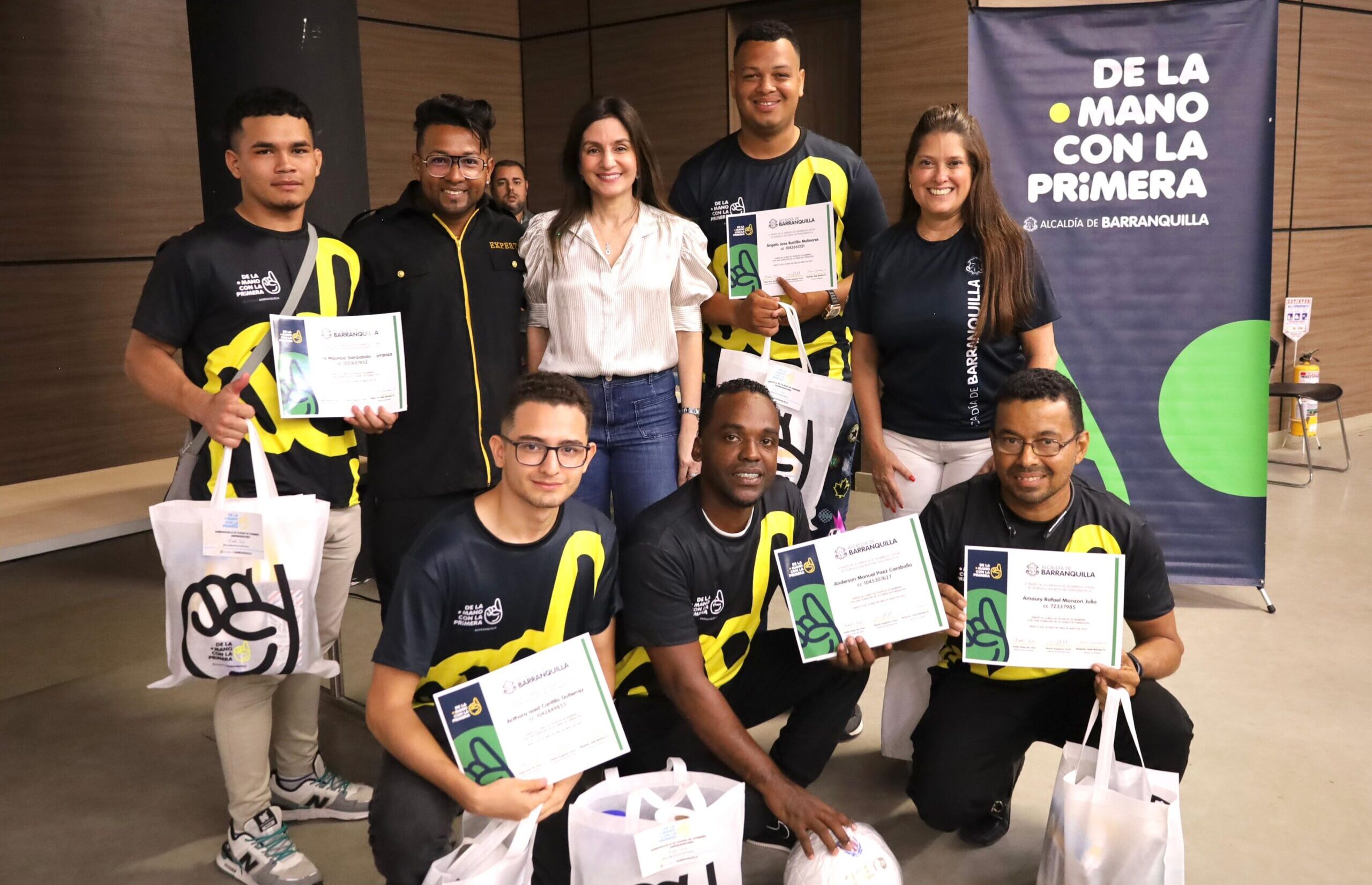 María Eugenia Yunis y Katya Nule acompañan a hombres barranquilleros graduados del curso de técnicas de barbería.