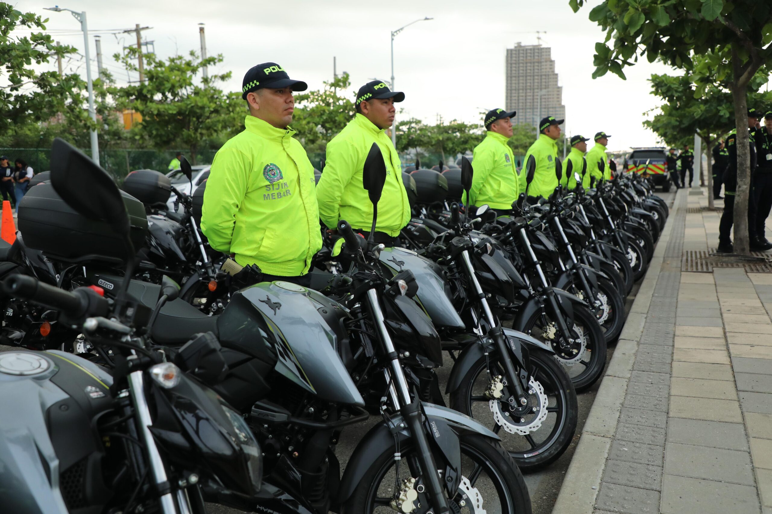 Policías en fila junto a motocicletas nuevas durante entrega de dotación para fortalecer la seguridad en la ciudad.