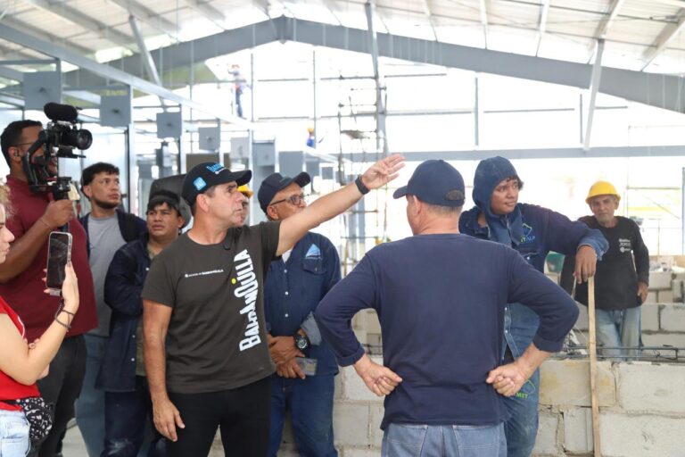 El alcalde Alejandro Char supervisa avances de la segunda etapa del mercado El Playón, dialogando con obreros y equipo técnico.
