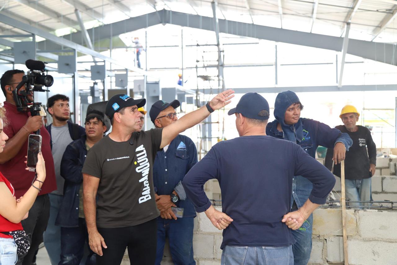 El alcalde Alejandro Char supervisa avances de la segunda etapa del mercado El Playón, dialogando con obreros y equipo técnico.