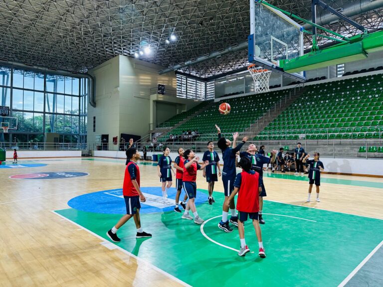 Niños juegan basketball en cancha