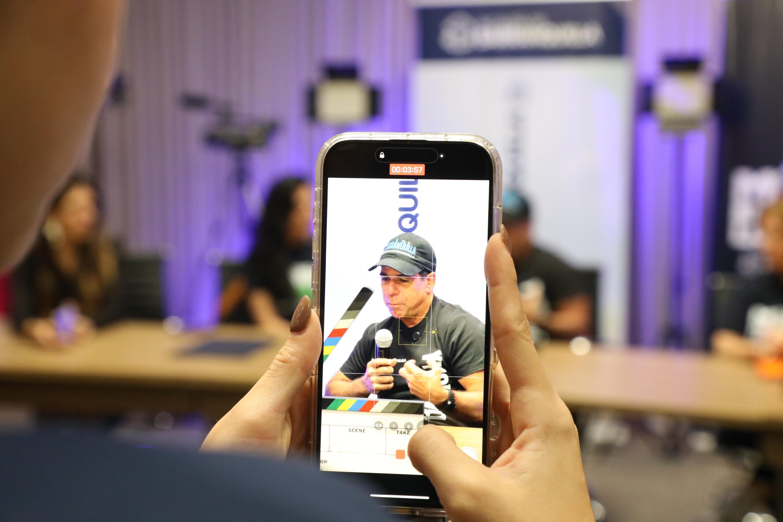 Desde un celular se observa al Alcalde en reunión