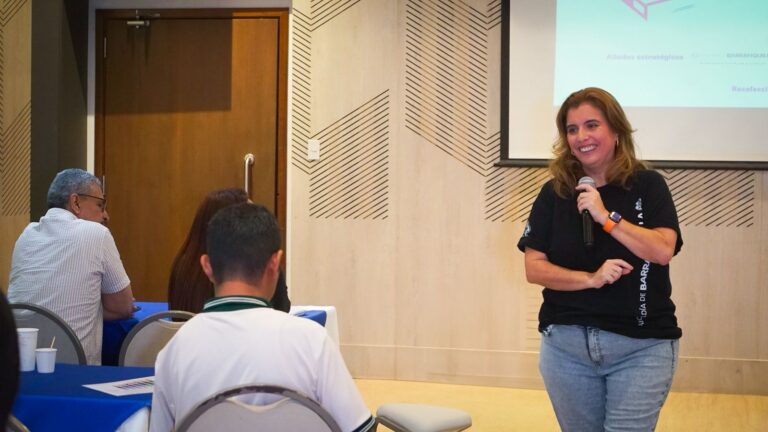 Secretaria de Educación, Paola Amar, interviene en auditorio durante jornada sobre fluidez lectora en Barranquilla.