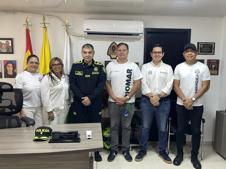 Dina Luz Pardo y el coronel Alex Suárez posan junto a funcionarios del Distrito en reunión institucional.