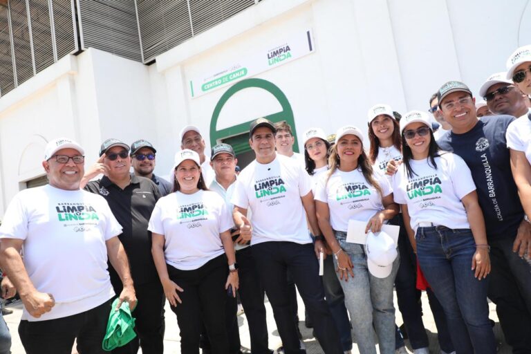El gabinete Distrital posa con sueter de Barranquilla Limpia y Linda.