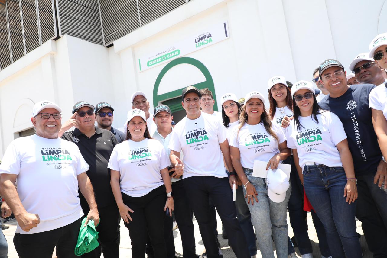 El gabinete Distrital posa con sueter de Barranquilla Limpia y Linda.