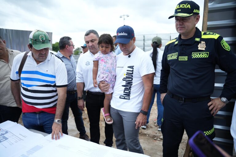 Alcalde Char, con un niño en brazos, revisa planos estación Policía Malecón Rebolo junto a equipo técnico y comunidad.