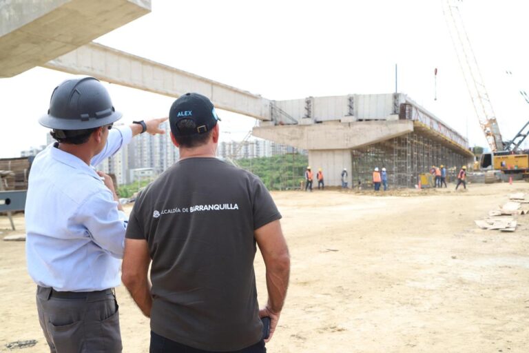El alcalde Alejandro Char inspecciona obras del intercambiador vial, acompañado de ingeniero que señala avances de la infraestructura.