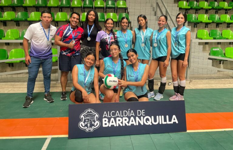 Equipo femenino de voleibol posa con medallas tras participar en primera fase de los Juegos Intercolegiados.