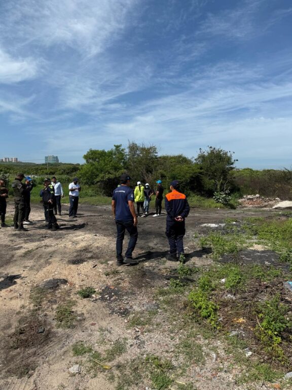 Funcionarios durante inspección a lote vecino a ciénaga de Mallorquín contaminado con desechos