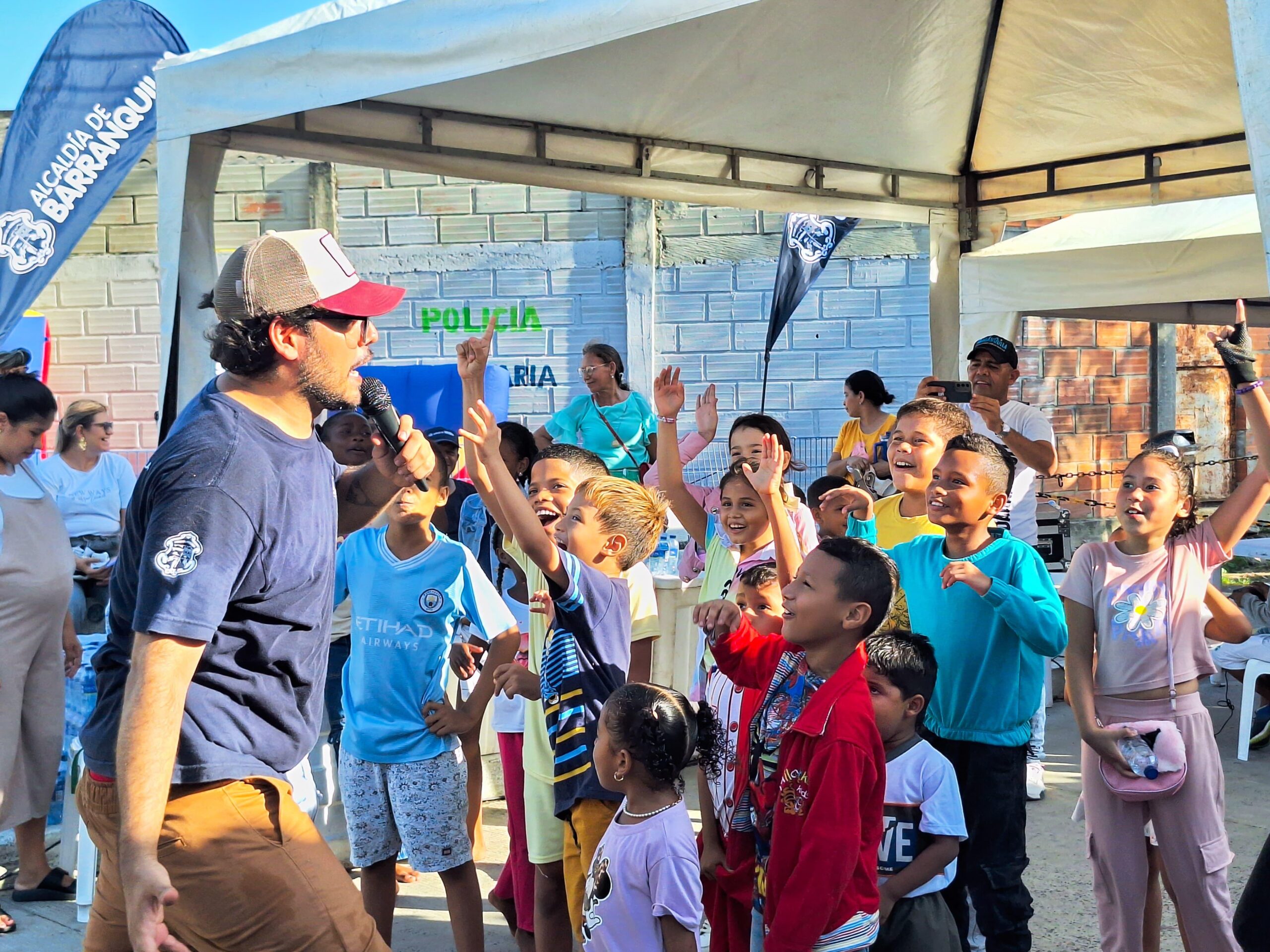 Niños disfrutan de actividades lúdicas durante jornadas recreodeportivas organizadas por la Alcaldía de Barranquilla.