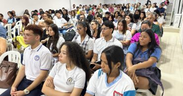 Grupo de jóvenes sentados en un auditorio