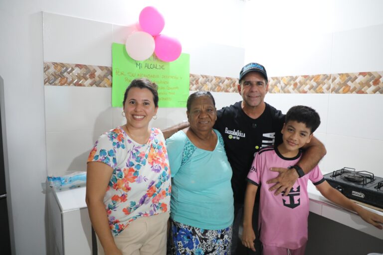 Alcalde Char abrazado junto a beneficiarios de Mejoramiento de Vivienda.