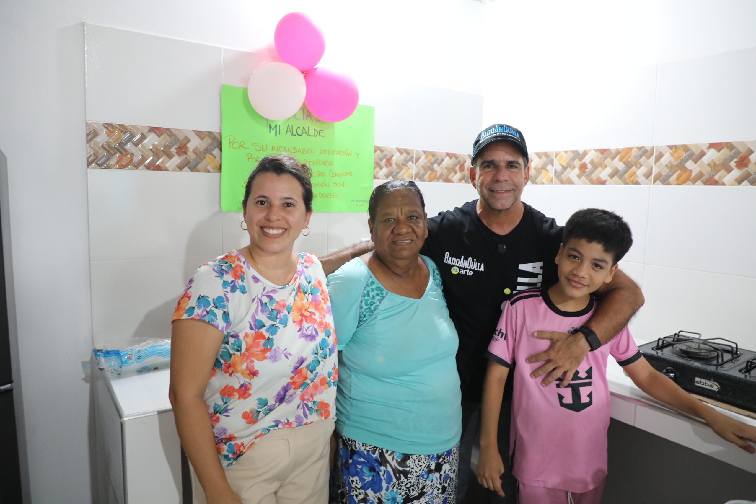 Alcalde Char abrazado junto a beneficiarios de Mejoramiento de Vivienda.