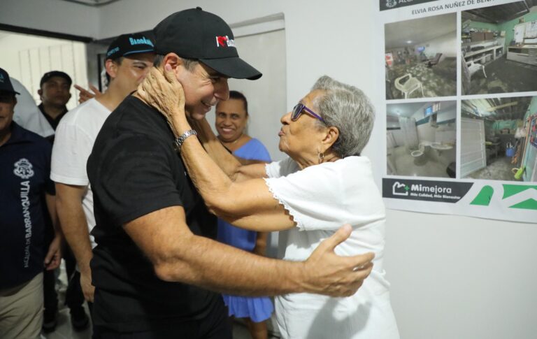 Adulta mayor abraza con gratitud al alcalde Alejandro Char durante visita de entrega de Mejoramiento de Vivienda.