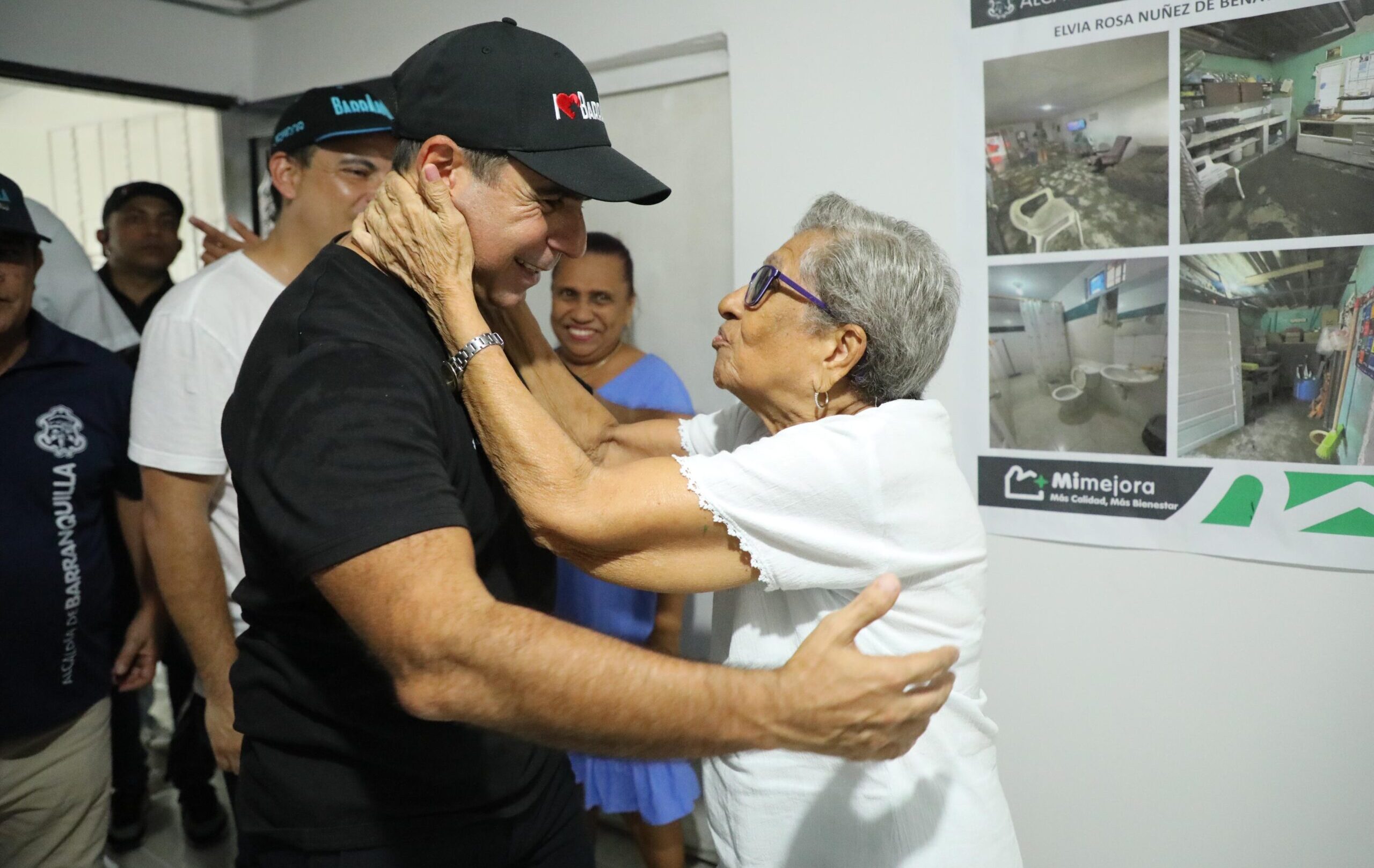 Adulta mayor abraza con gratitud al alcalde Alejandro Char durante visita de entrega de Mejoramiento de Vivienda.