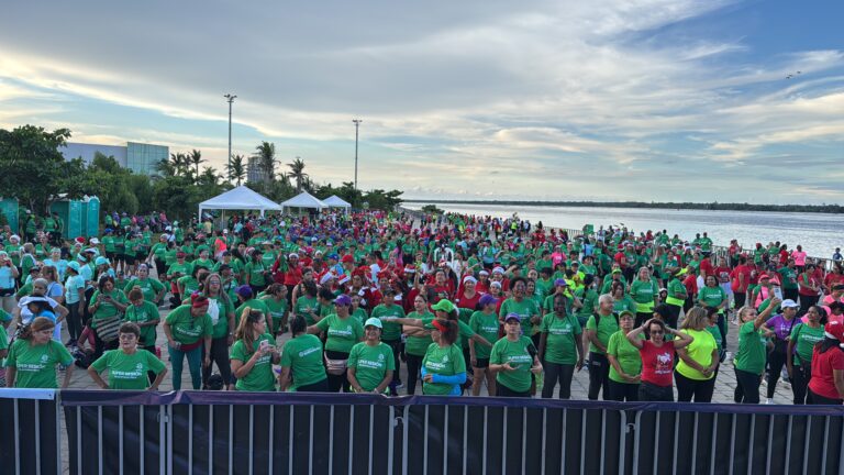 Cientos de personas se reúnen en el Gran Malecón para una jornada de actividad física y recreación.