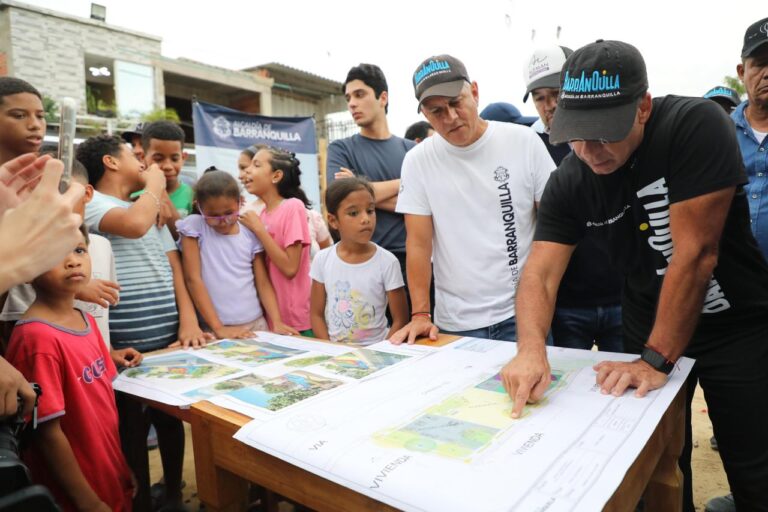 Alcalde Char se reúne con personas para revisar planos de obras parque Ciudad Modesto II.