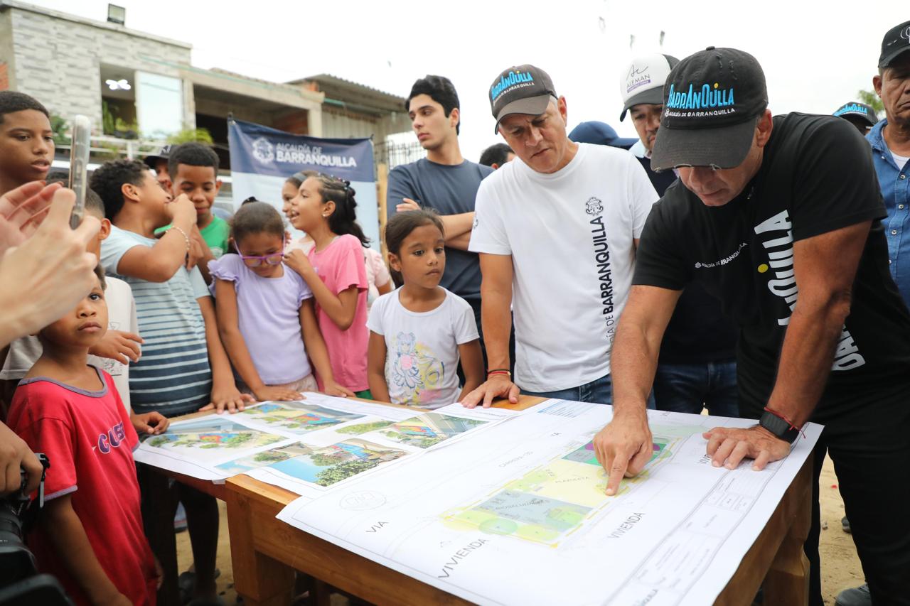 Alcalde Char se reúne con personas para revisar planos de obras parque Ciudad Modesto II.