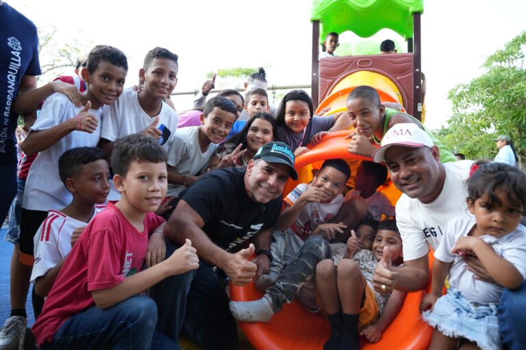 El alcalde Char junto a niños y familias durante la inauguración parque Juan Mina.