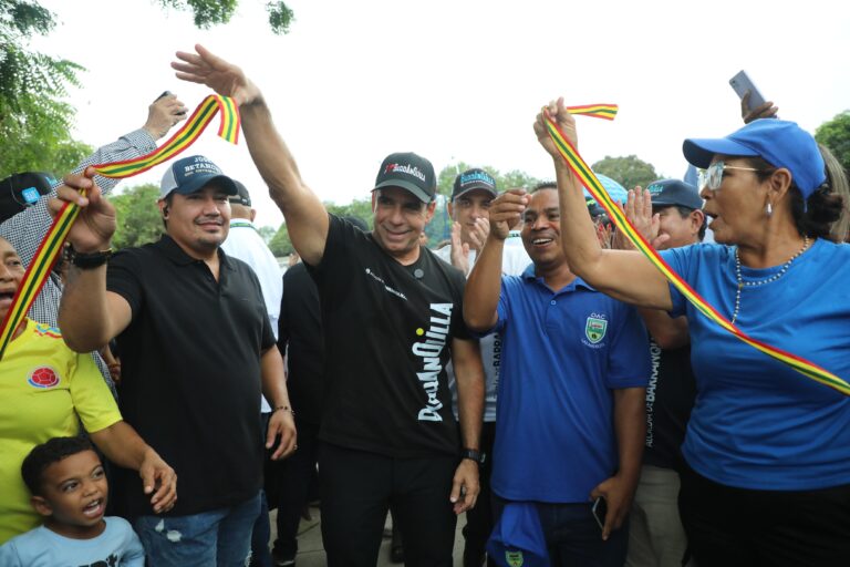 Alcalde Alejandro Char inaugura el parque Las Américas junto a la comunidad, levantando cintas tricolores en señal de apertura.