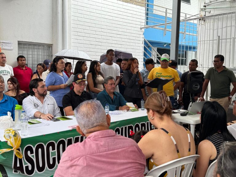 El viceministro del Interior, Jaime Berdugo; el jefe de la OPC, Andrés Rengifo, el presidente de Asocomunal Suroriente, Evaristo Lara. liderando el evento.