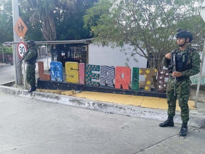 Militares con presencia en el barrio La Sierrita, frente a las letras volumétricas de bienvenida que identifican el sector