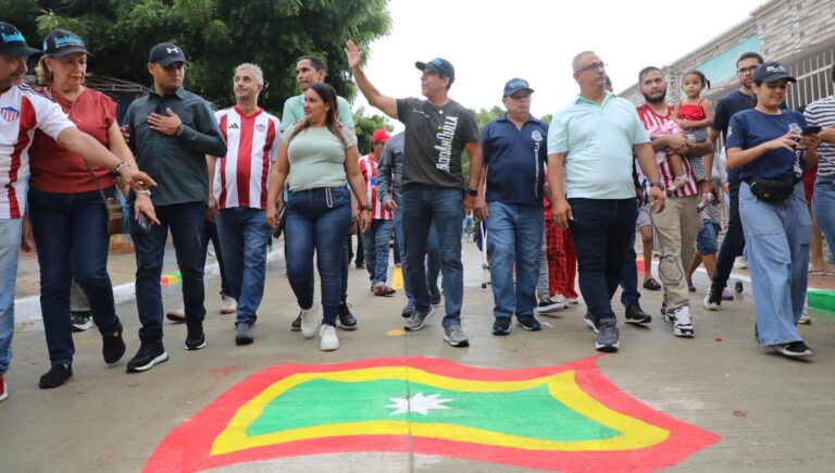 Alcalde Char recorre calles pavimentadas con comunidad del barrio Las Nieves, Barranquilla.