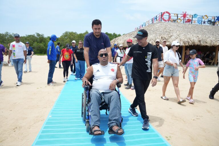 Persona con movilidad reducida recorre, junto al alcalde Char, estera accesible en la playa inclusiva de Puerto Mocho.