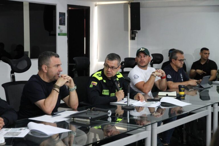 Nelson Patrón, Yesid Turbay y autoridades de la fuerza pública participan en reunión sobre marchas 11 de junio.