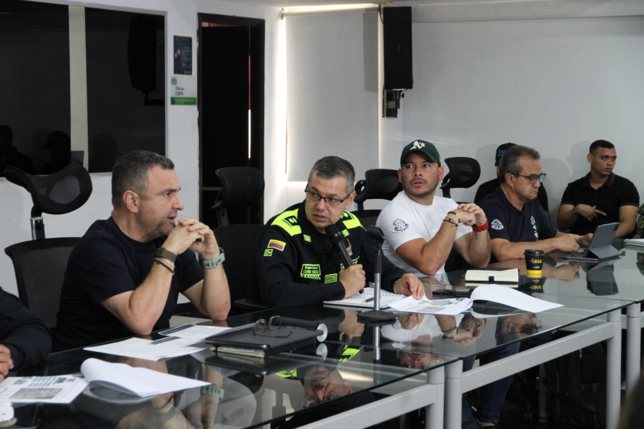 Nelson Patrón, Yesid Turbay y autoridades de la fuerza pública participan en reunión sobre marchas 11 de junio.