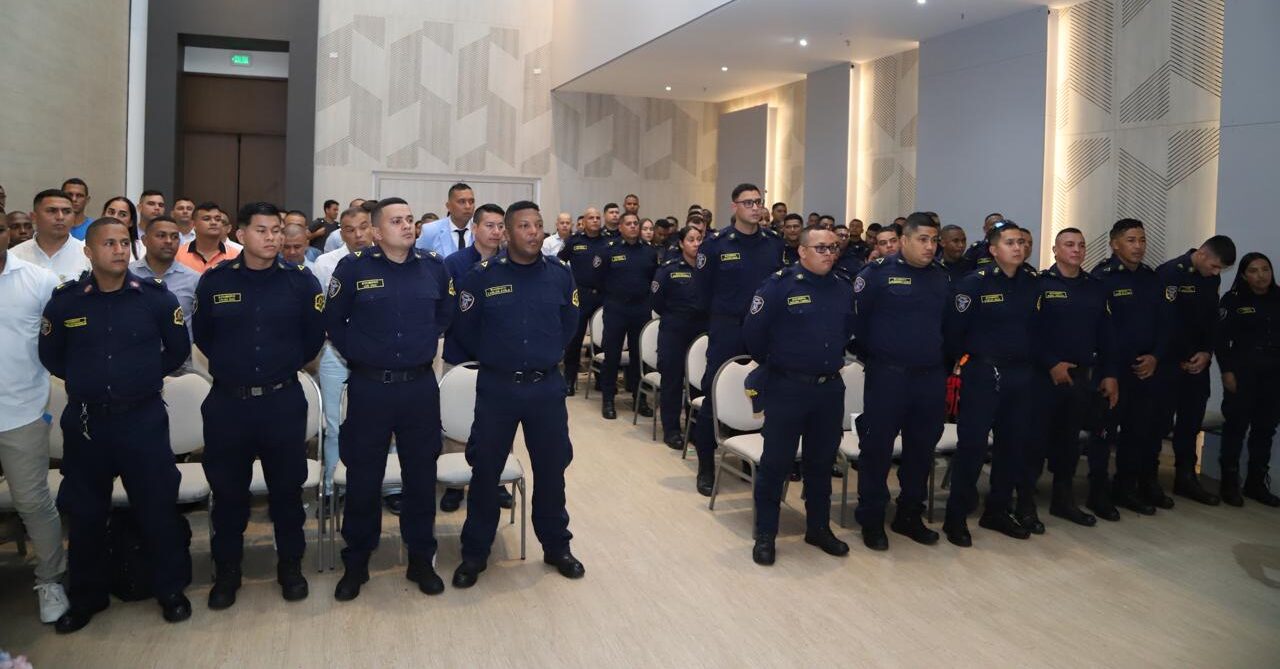 Nuevos bomberos se posesionan en la entidad, posan de pie en plano general.