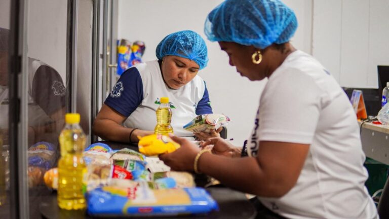 Funcionarias de la alcaldía y del programa de Primera Infancia organizan paquetes alimentarios.