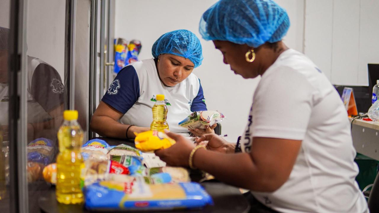 Funcionarias de la alcaldía y del programa de Primera Infancia organizan paquetes alimentarios.