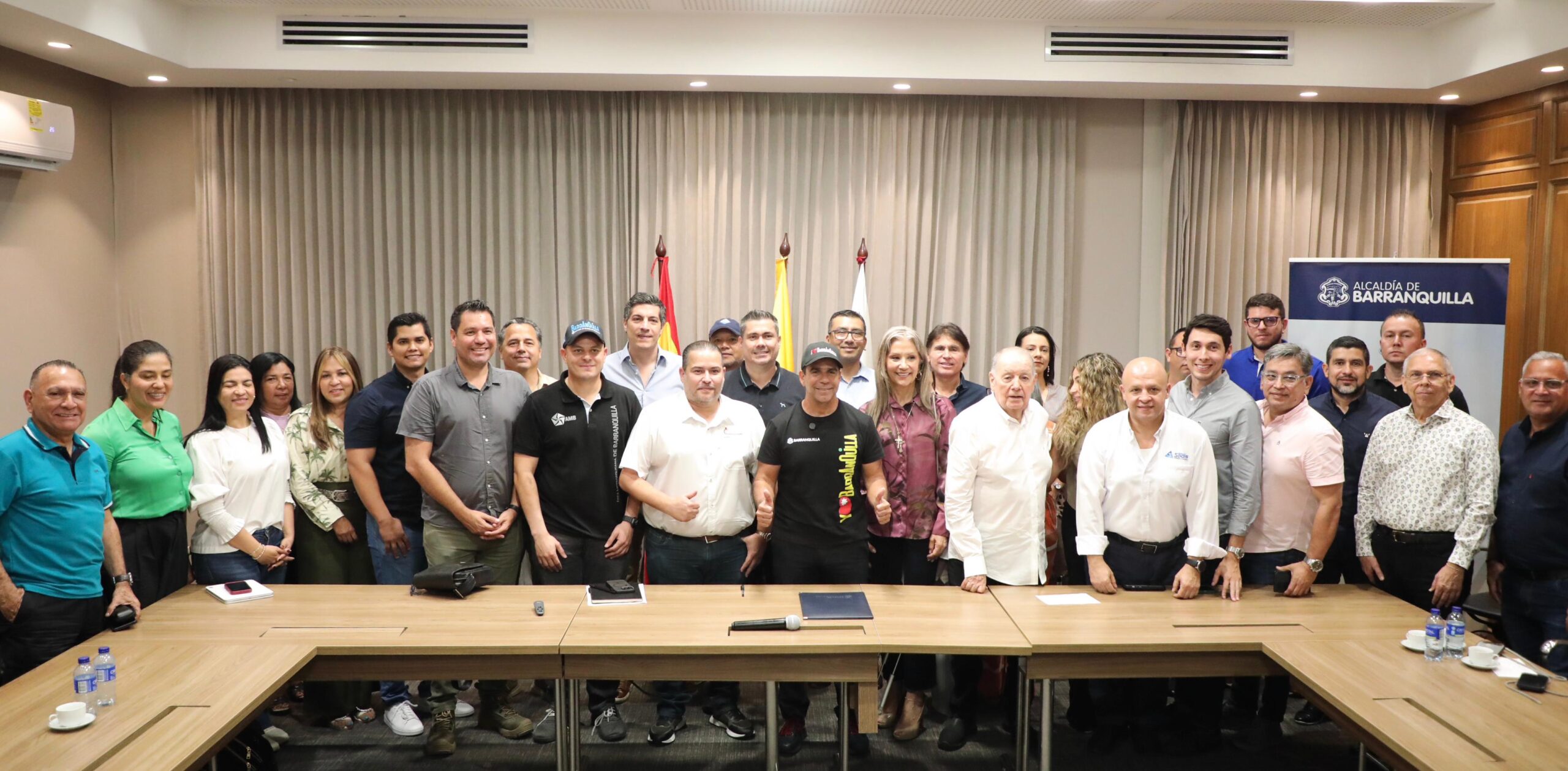 Alcalde Alejandro Char posa junto a transportadores, y representantes del sector en sala de juntas.